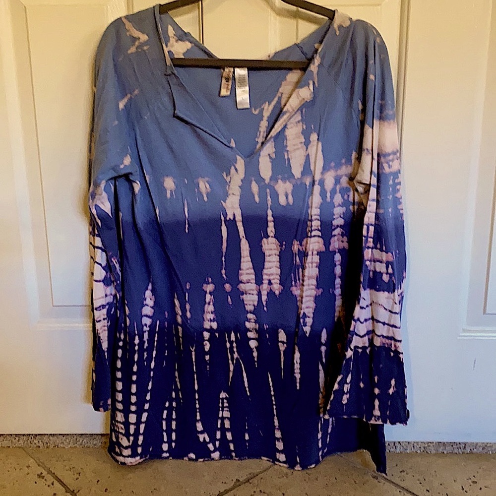pink lotus Blue tie-dye shirt with slight bell sleeve Size large and 100% cotton